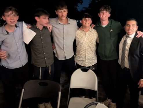 Rebbeim and students gathered for our annual BBQ Kumzitz. Thank you to the Wise family for hosting!